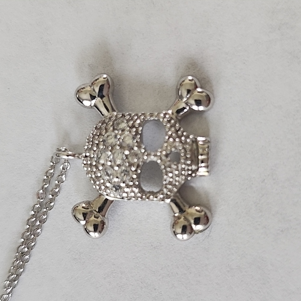 Skull diamond necklace.Make offer mailout today!